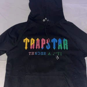 Trapstar Hoodie - Väldigt skön knappt använd trapstar hoodie utan defekter. Den är topp bra kvalite och fin färg. säljer pågrund av att jag inte använder den