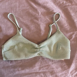 Bikini överdel  - Bikini överdel från hm utan fyllning i I storlek 38🩷 Skriv om ni har några frågor 