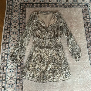 Klänning zara - Klänning från zara sparsamt använd