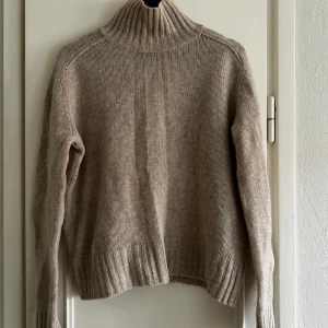 Acne studios stickad polo  - Stockade tröja från acne studios, använd 2-3 gånger!  100% ull