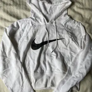 Croppad hoodie från Nike, aldrig använd, normal passform, stl xs, nypris 500kr