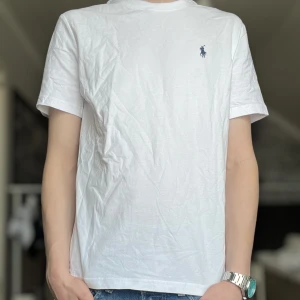 Polo Ralph Lauren T-shirt - Väldigt fint skick, använd 2-3 gånger. Size M, modellen är 184 cm lång. Skriv vid funderingar eller intresse!
