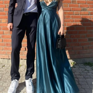 Mörkgrön balklänning  - Säljer min balklänning från 9an då den inte kommer komma till användning. Den är i nyskick då den bara använts en gång. Köpt från JJs house. Nypris ca 2000kr. 