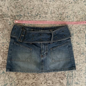 vintage minikjol! - en bältad minikjol från en gammal h&m kollektion! tyvärr för liten på mig så har inga bilder med den på🫶storleken är xs, kolla bilder för mått😊