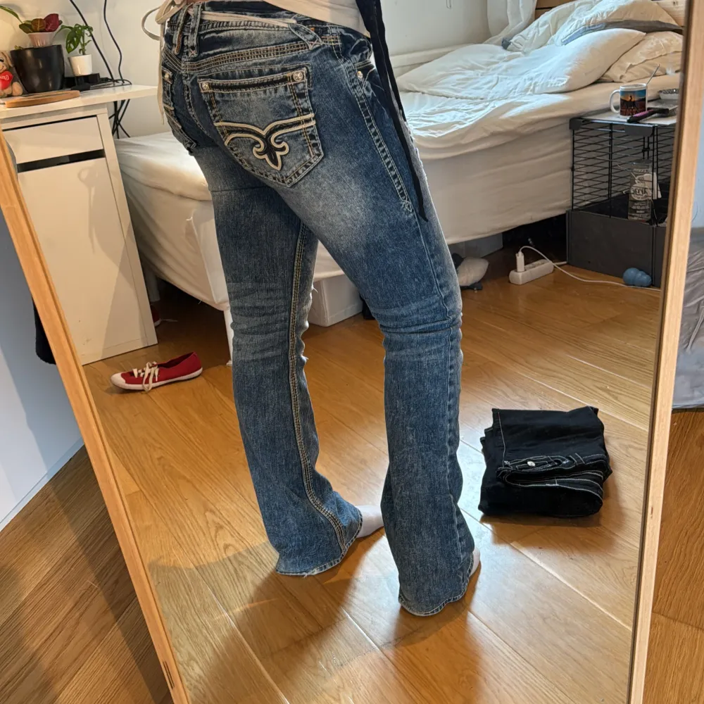 Helt perfekta low waisted jeans med helt unika detaljer🤩🤍 Knappt använda och säljs då dem är för stora i midjan tyvär🤍 Köpt för 899kr 43cm rakt över midjan. 83cm i innerbenslängden. Jeans & Byxor.