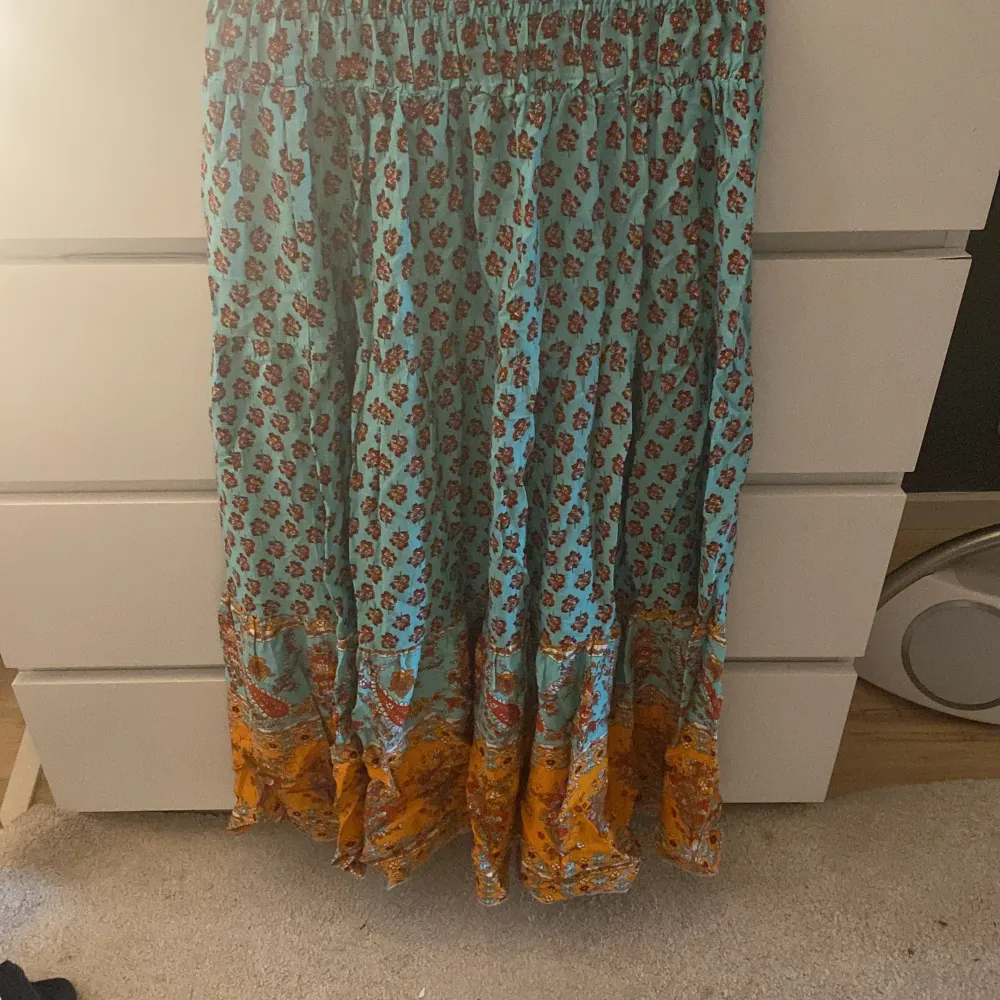 Denna kjol har inte använt så mycket men är fortfarande som ny. En lång kjol i storlek xs💗. Kjolar.