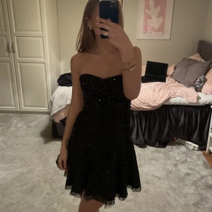 Paljettklänning - Så fin paljettklänning köpt vintage i Paris förra året, perfekt till fest! Storlek 8, motsvarar xs/s. Pris kan diskuteras 💕💕