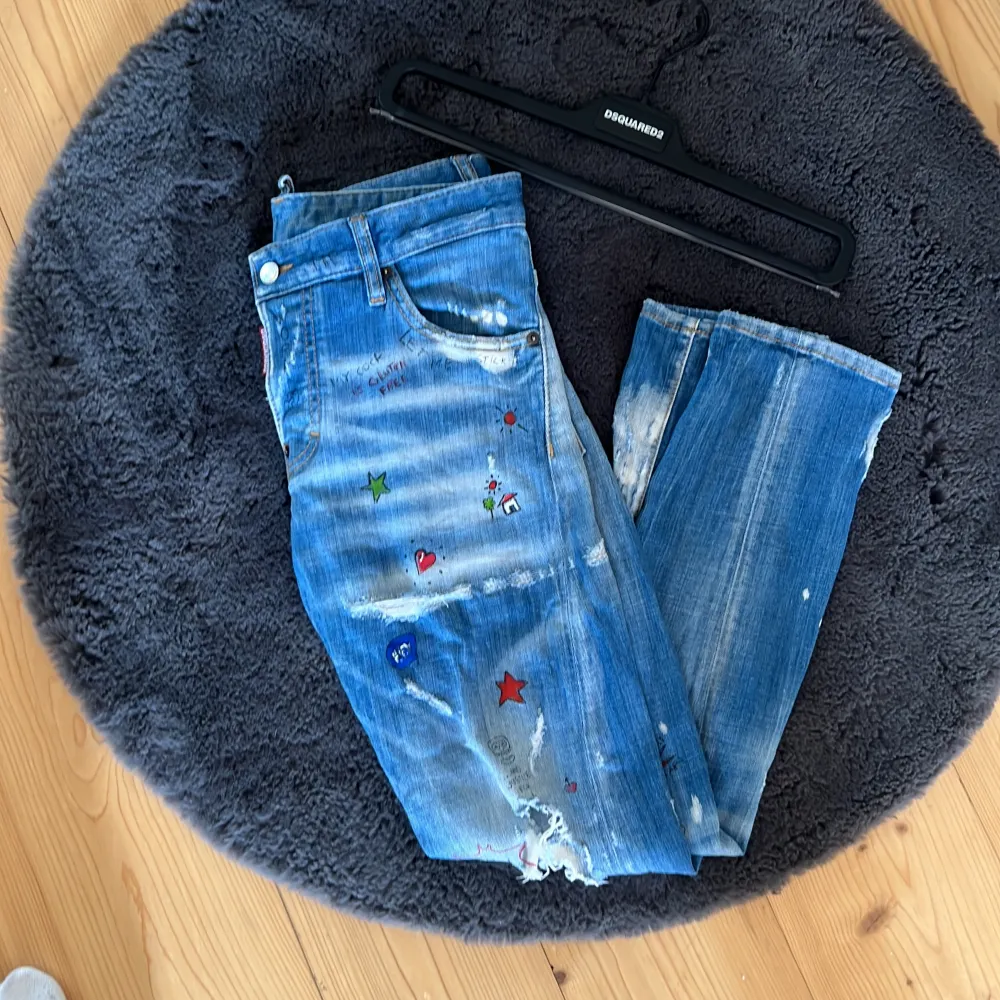 Ett par extremt sällsynta dsquared 2 jeans. Extremt snygga nypris ligger runt 7000kr  Storlek:44 . Jeans & Byxor.