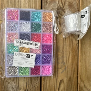 Pärlor - Pärlor och snöre! Perfekta för friendship bracelets inför the eras tour eller bara att pärla med! Helt nya