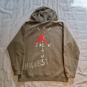 Nike Cactus Jack hoodie - Säljer min Nike Air Jordan Cactus Jack hoodie. Det är en collab mellan Nike, Jordan och Travis Scott. Strl M passar även S. Fläckar på 2 ställen (se bilder). Pris kan diskuteras👍