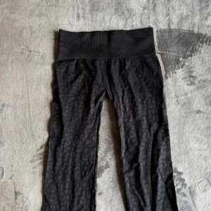 YOGA PANTS MED LEO💜 - Super snygga, oanvända yoga pants med leopard mönster!