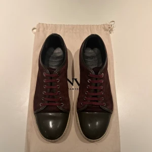 Lanvin skor - Skitsnygga eftertraktade unika lanvinskor som inte tillverkas längre! Bra skick som ni ser på bilderna. Nypris 5000kr men går inte att få nya pga tillverkning. Mitt pris 2900kr. Tveka inte på att höra av er!!