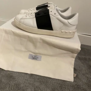 Valentions open - Säljer nu mina valentino opens, originalbox ingår med alla tillbehör inkl. Dustbag. 8/10 skick endast smutsiga undertill och en liten fläck på höger sko. Svarar på frågor i DM