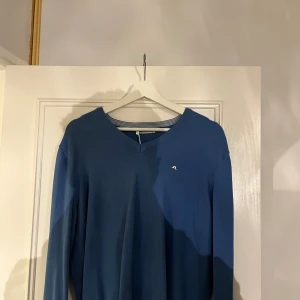 Snygg tröja ifrån J.Lindeberg - Säljer nu min snygga J.Lindeberg tröja. Tröjan är i mycket bra skick! 100% ull och storlek S. Hör av dig vid fundering!