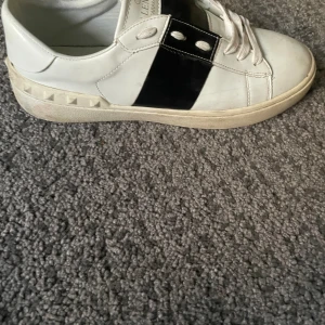 Valentino skor - Hej nu är det dags att sälja mina valentionos jag har haft dem i ungefär 1 år och dem är inte i det bästa skicket Storlek 41 Skick 6/10 Bra passform Pris kan diskuteras 