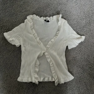 Vit topp - Säljer denna vita sommartopp från H&M. Aldig använt på grund av att den är lite för liten för mig. Stolek XS. Nypris 149 kr.