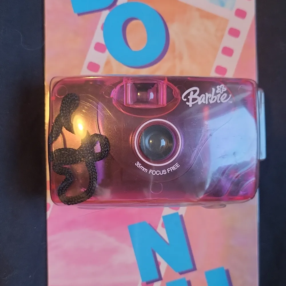 En riktig Kamera som såldes som bonus med en Barbie docka år 2004. Den är vintage, aldrig använd så vet inget om att den fungerar men allt finns kvar orört. . Övrigt.