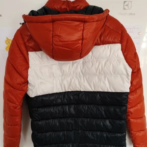 Jack & Jones jacka  - Näst intill oanvänd jack & Jones jacka,Storlek s.Hör av er ifall ni undrar något mer.