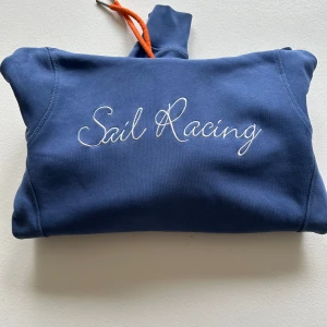 Sail Racing W hoodie - Dam stl L Visst den är använd men fortfarande väldigt fin i både färg och form eftersom kvaliteten är mkt god.Ny pris var 1300kr men har tyvärr utgått i den fräscha färgkombinationen