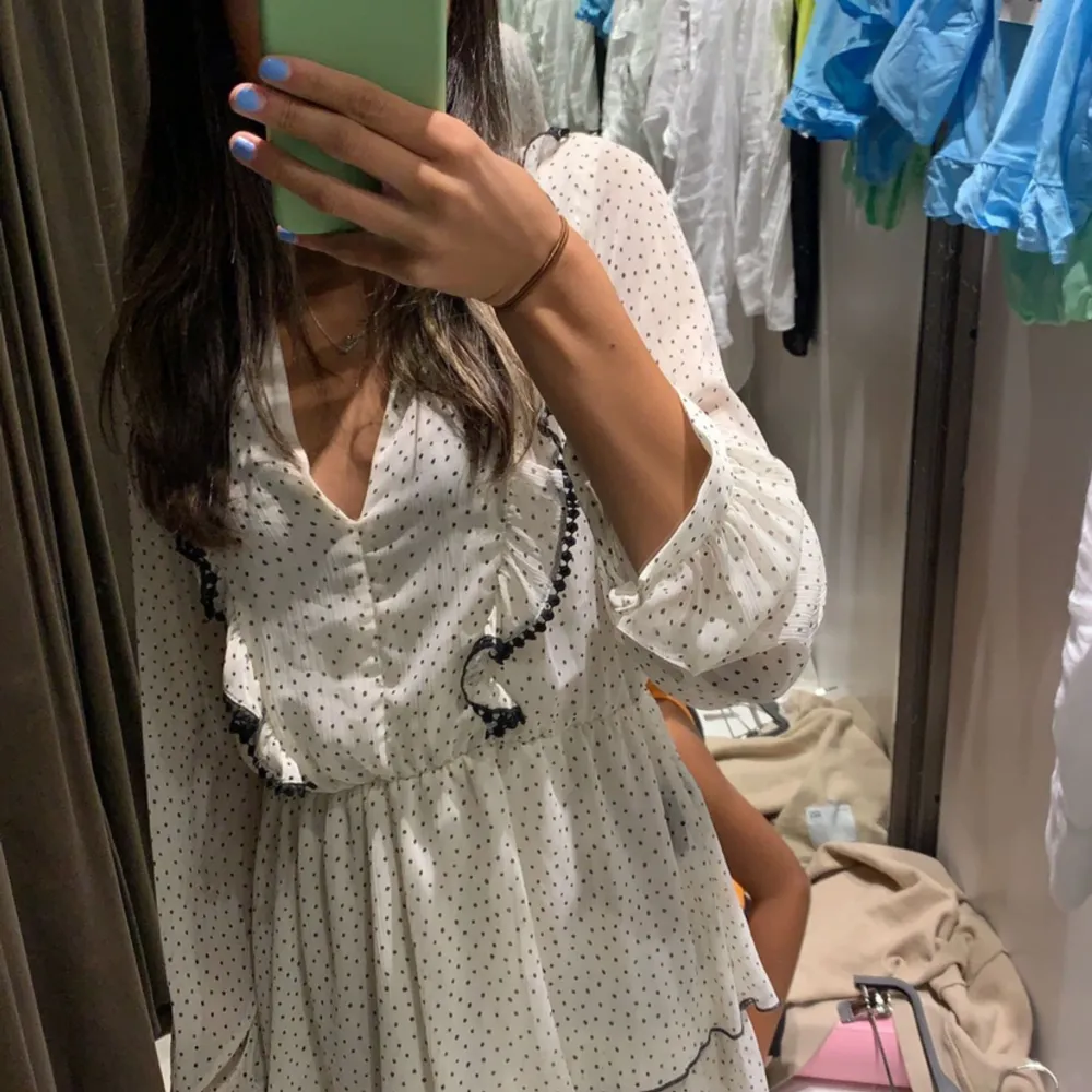 Jag säljer denna otroligt fina klänning som jag köpte i Polen i somras💓säljs för att den inte kommer till användning. Helt ny, prislappen sitter kvar!💓hör av dig om du har frågor💓. Klänningar.
