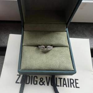 Säljer min så coola ring köpt på Zadig voltaire, fint skick, nypris 80 euro så 930kr🥰 påsen på bilden ingår. Skriv för bilder med den på