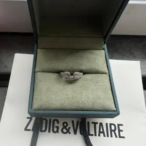 Säljer min så coola ring köpt på Zadig voltaire, fint skick, nypris 80 euro så 930kr🥰 påsen på bilden ingår. Skriv för bilder med den på