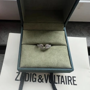 Zadig ring  - Säljer min så coola ring köpt på Zadig voltaire, fint skick, nypris 80 euro så 930kr🥰 påsen på bilden ingår. Skriv för bilder med den på