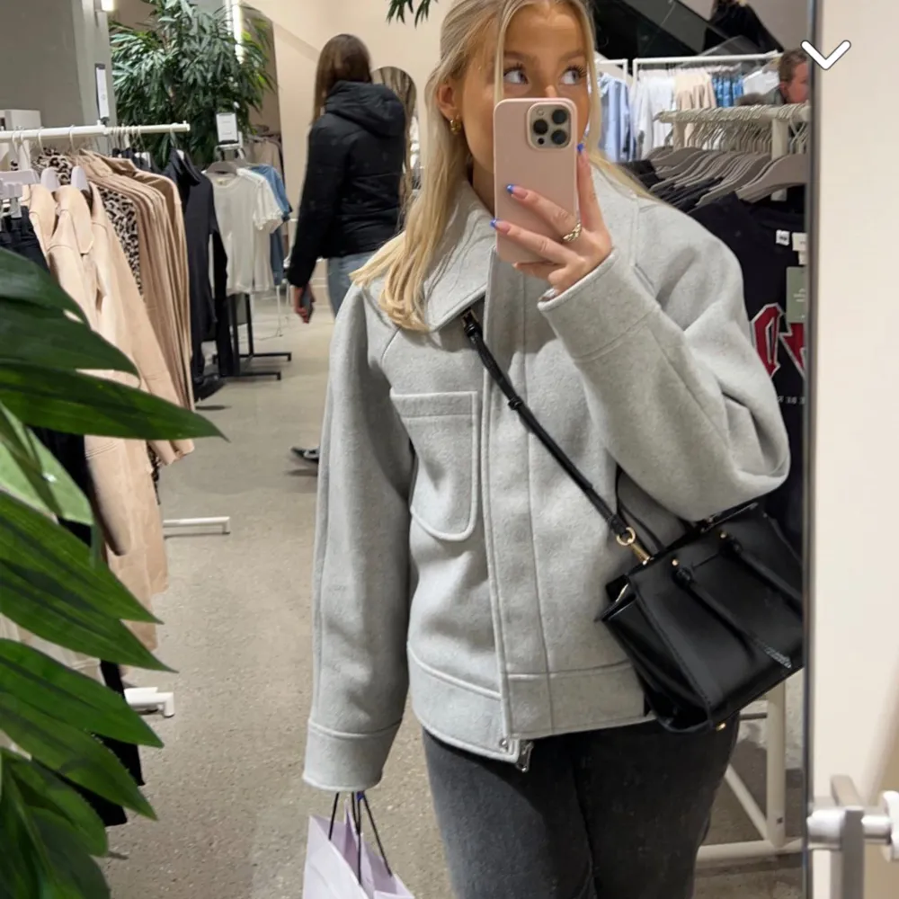 Säljer denna svarta väska från zara🥰. Accessoarer.