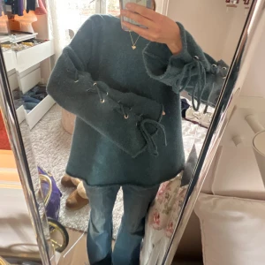 Stickad tröja  - Så mysig tröja i perfekt modell med snörning 🥰