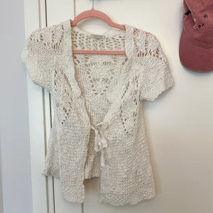 Bolero - Så fin och trendig kofta/bolero😍 stickad och i bra skick🤩 perfekt till våren och sommaren💓