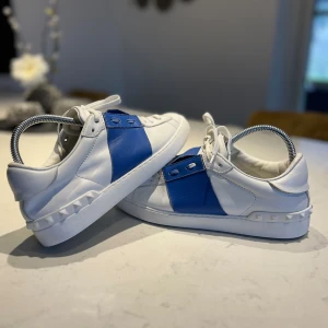 Valentino Open - Skick 9/10, box medföljer. Dm vid intresse!