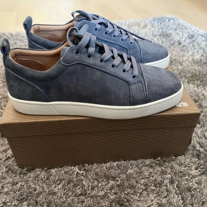 Christian Louboutin Skor - Säljer dessa riktigt feta skor som jag knappt använt, skriv för mer info samt anat, (Box medföljer ej❌)