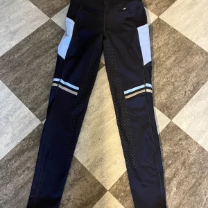 Ridleggings - Ridleggings i Stl XS säljes i marinblått. Ficka för mobiltelefon. Mycket fint skick.  