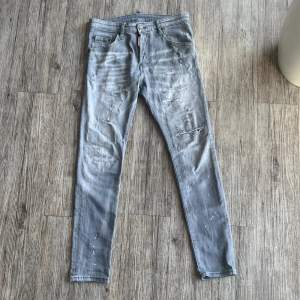 Säljer nu ett par dsquared2 jeans i superfint skick! Nypris: 7399kr, vårt pris: 599kr! Kom gärna med frågor och funderingar, priset kan diskuteras!🤔🧐