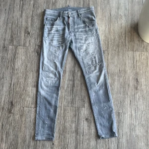 Dsquared2 Jeans - Säljer nu ett par dsquared2 jeans i superfint skick! Nypris: 7399kr, vårt pris: 599kr! Kom gärna med frågor och funderingar, priset kan diskuteras!🤔🧐