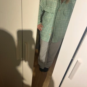 Skjortjacka - Mintgrön rutig skjortjacka, passsar perfekt till våren, inga defekter, oversized look
