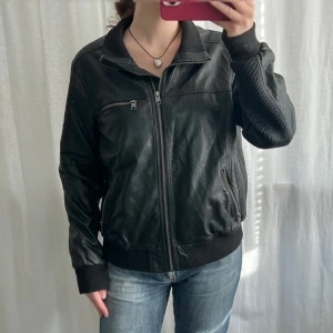 Skinnjacka  - Baggy skinnajack i skinnimitation. Har lite defekter i backen, inget som är jättemärkbart 🖤 Storlek XL, jag har oftast storlen M i jackor för referens 