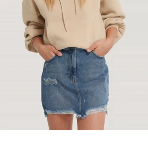 Kjol  - Kjol som är köpt från na-kd för något år sen. Dock använt den bara 2 eller 3 gånger. Säljer för den blivit för liten men tycker verkligen den är jättesnygg, hör av er om fler bilder!