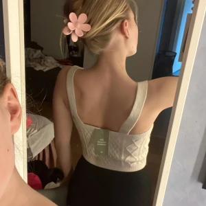 linne - super fint stickat linne i storlek S, med lapparn kvar!🤍