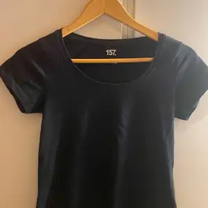 Säljer min svart t-shirt från lager då den inte kommer till användning länger💗Nypris 80kr säljer för 30💗
