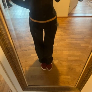 Lågmidjade kostymbyxor  - Lågmidjade randiga kostymbyxor som är helt nya. Midjemått 35cm, innerbenslängd 80cm. Köp via köp nu ❤️‍🔥