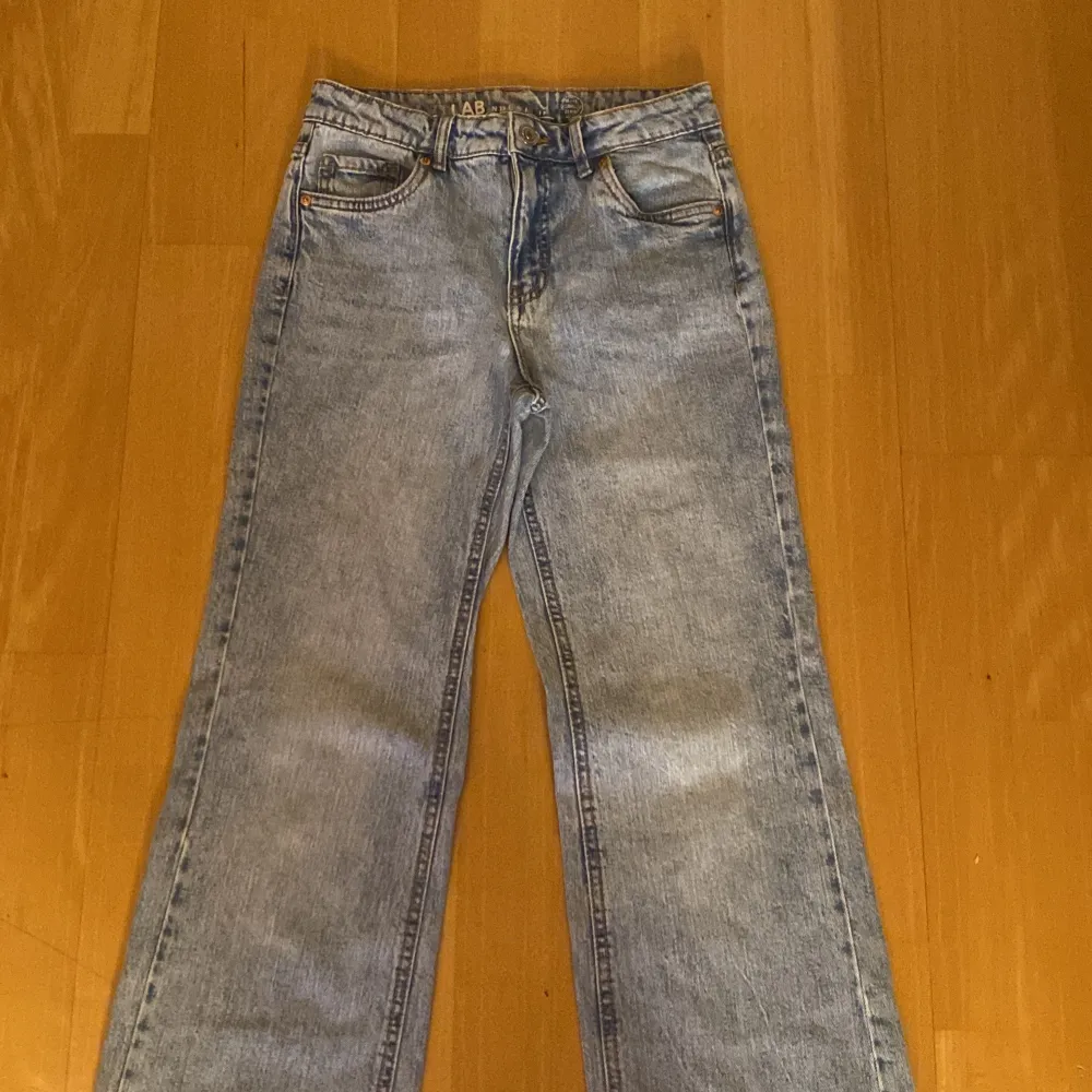 Såljer mina jeans från kappahl,sparsamt använda💗 Nypris 400 säljer för 150💗. Jeans & Byxor.