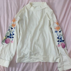 Ljus beige tröja - Mycket bra skick, ganska fin tröja som är en använd en gång. Inga problem med tröjan. Inga fläckor eller hål i tröjan. Kan sänka ner priset. Frakt från 20kr 