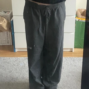 Mjukisbyxor - Bra skick, oversized mjukisbyxor använda men inge fel