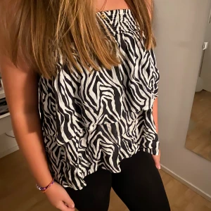 Zebra Kjol/topp  - Jag säljer denna superfina volangkjol som också är jättesnygg att använda som topp. Strorleken är 158/164, men skulle säga att den passar XS-S då den är väldigt stretchig. Den är helt i nyskick, hör av er ifall ni har några funderingar☺️