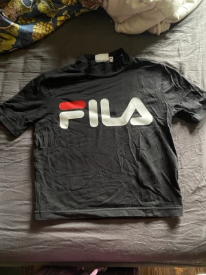 T-shirt fila XS - Croppad T-shirt från fila med polokrage. Fint skick!