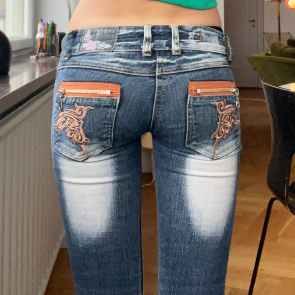 Lågmidjade jeans från crazy age som är supersnygga och unika, men tyvärr lite små på mig. Lite slitna vid fötterna och En del av det som drar upp dragkedjan är borta, se bild, men fungerar exakt lika bra ändå och syns inte. Skriv vid frågor💗. Jeans & Byxor.