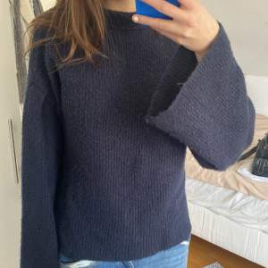 Fin marinblå stickad tröja med stora armar💓💓 Köpt för 699kr
