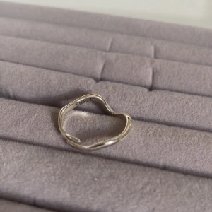 Silver ring - Säljer min fina ring från pilgrim! Den är köpt för 249 kr och är böjbar! Superfint skick och den passar alla olika fingrar! Säljer pga att den inte kommer till användning✨
