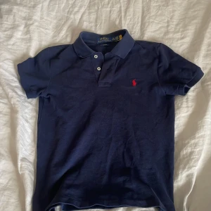 Ralph lauren piké - Ralph lauren piké som är sjukt snygg till sommaren. Skick: 8/10 Nypris: 799kr 